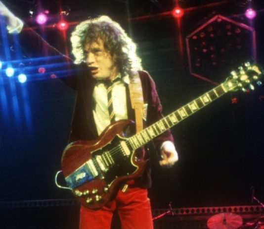 La canción de AC/DC donde brilla la guitarra según Angus Young: «Fue todo un reto»