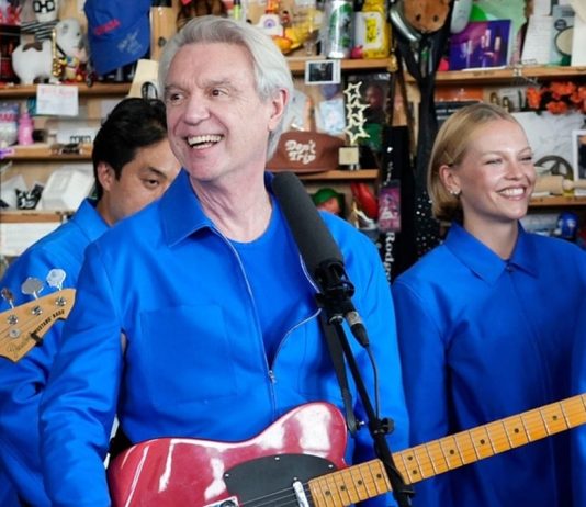 David Byrne estrena concierto para Tiny Desk con más de una docena de músicos y una paleta sonora única