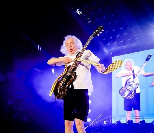 La canción de AC/DC que más le cuesta tocar a Angus Young: «Tiene una complejidad implacable»